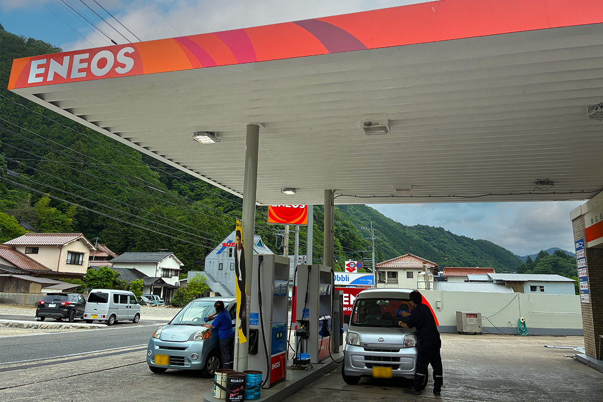ガソリンスタンドでの給油風景
